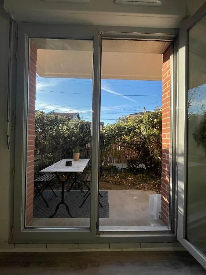 Appartement Studio Avec Terrasse - Piscine - Free Parking à Toulouse 0*,  France